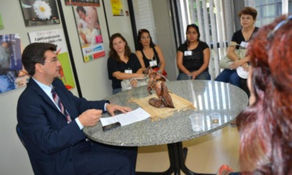 Imagem: Comissão visitou os gabinetes e apresentou nota pública para deputado