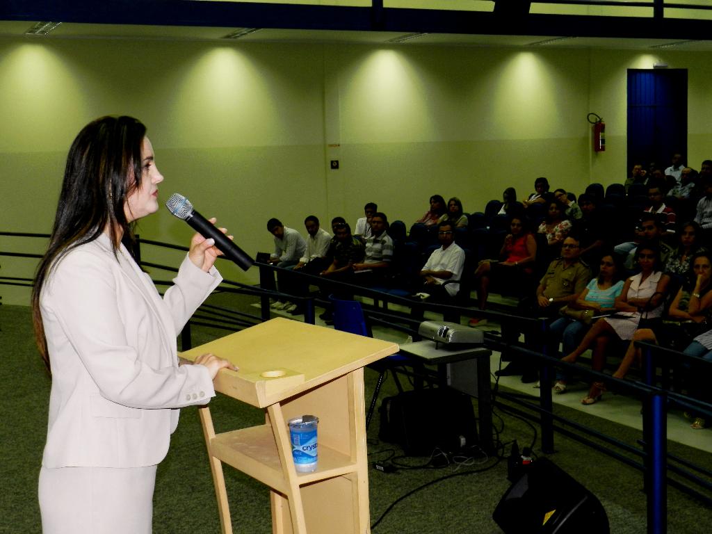 Imagem: Mara Caseiro fala de educação durante palestra