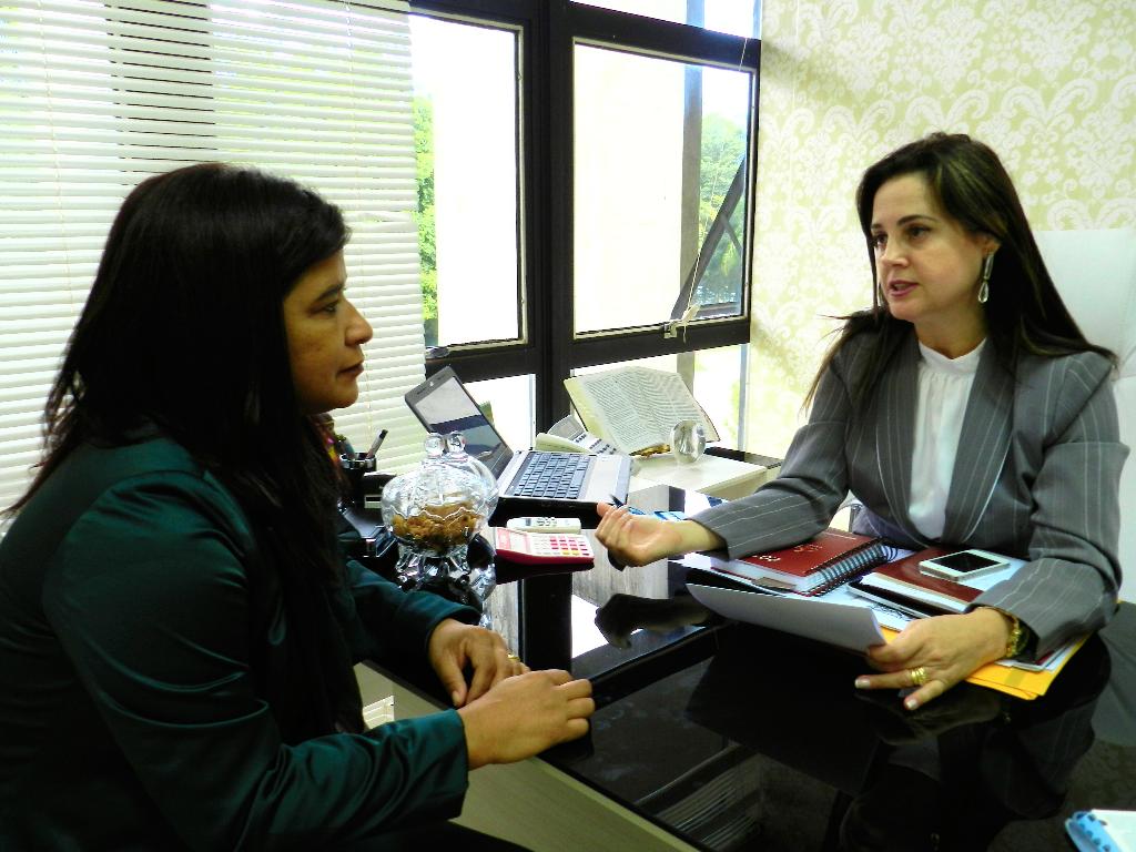 Imagem: Mara e Ângela conversam sobre audiência pública