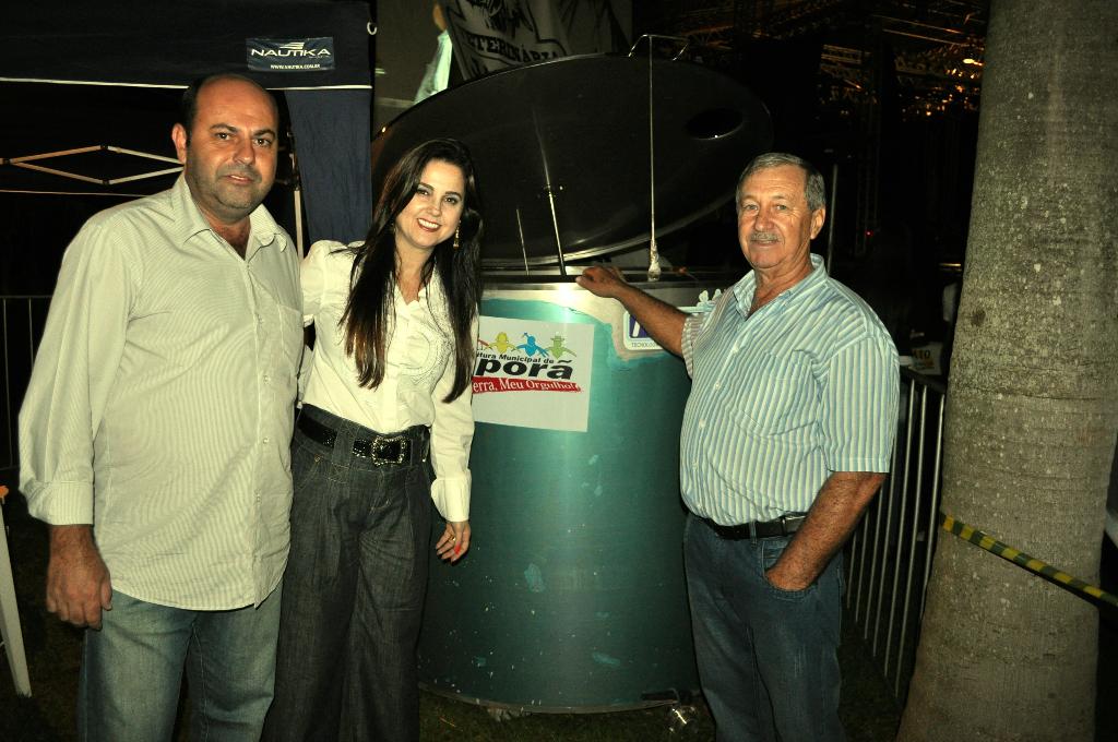 Imagem: Mara entrega resfriador e outros equipamentos à comunidade de Japorã