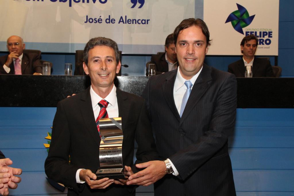Imagem: Wagner Mascarenhas entrega homenagem ao Ventania
