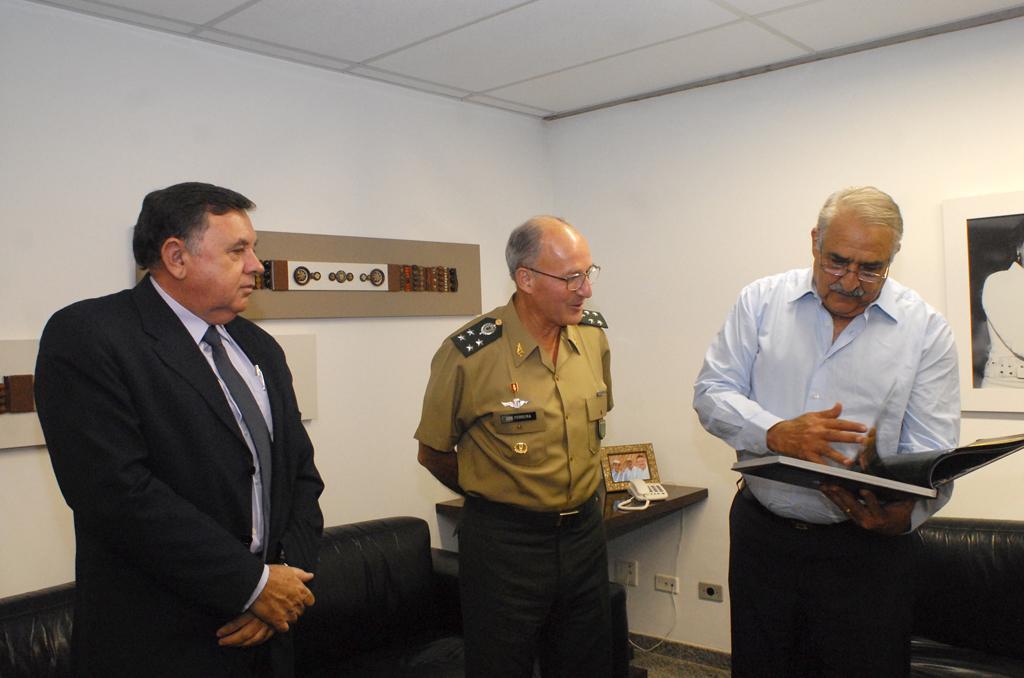 Imagem: Deputado Jerson recebeu um livro com imagens do cotidiano e tradições do CMO.