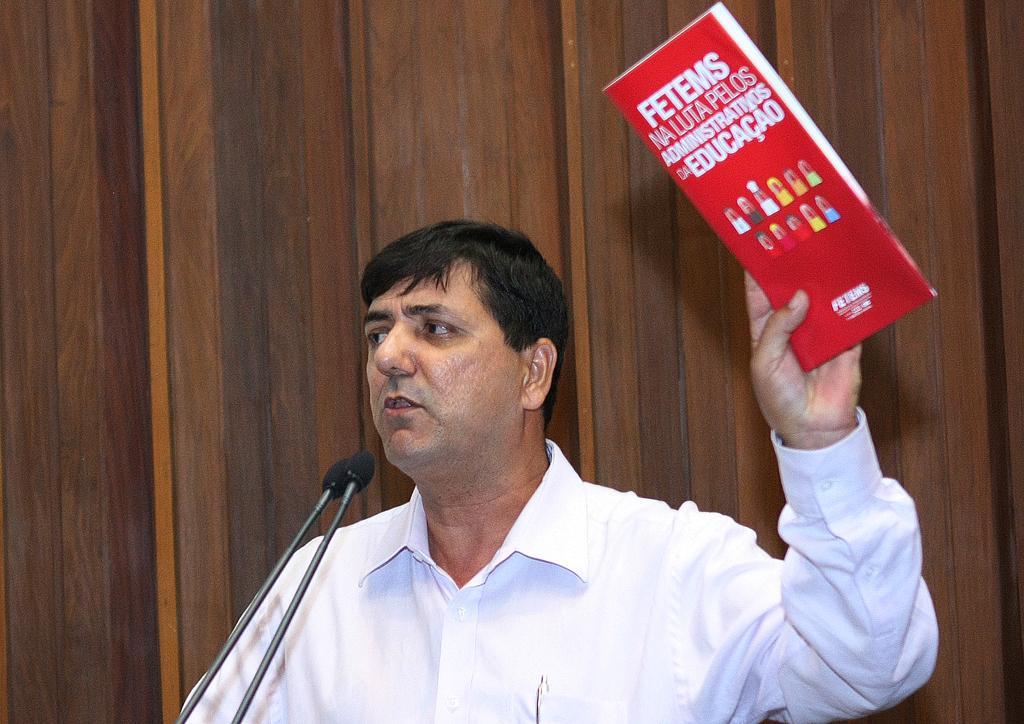 Imagem: Na tribuna, presidente da Fetems agradeceu a força do líder do PT