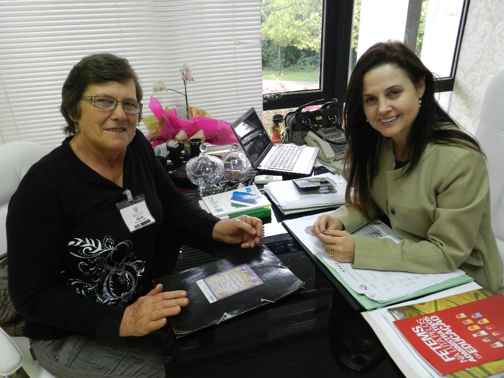 Imagem: Liderança feminina do assentamento Loma conversa com deputada Mara sobre cursos