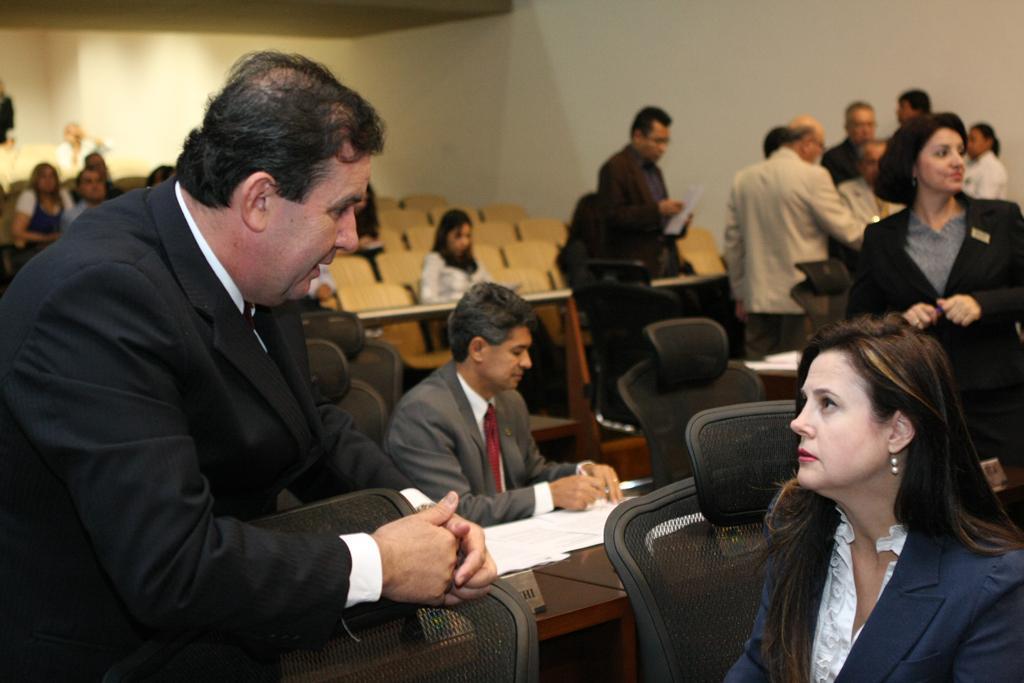 Imagem: Mara e Eduardo preocupados com a súmula vinculante