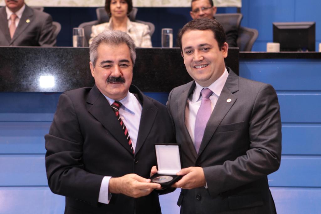 Imagem: Dep. Marcio Fernandes (d) presta homenagem ao empresário Juarez Falcão