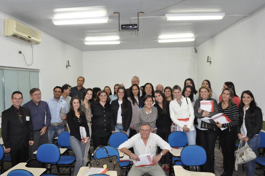 Imagem: Deputada ao lado dos odontólogos que participaram do evento