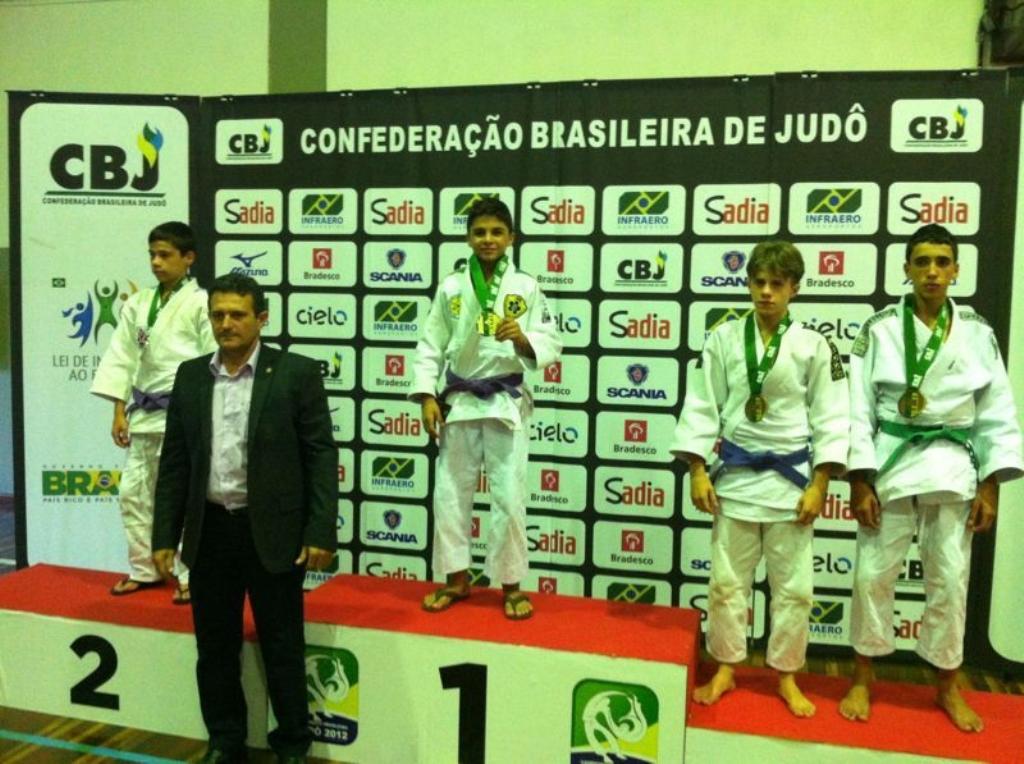 Imagem: Vinícius Farias, no alto do pódio, conquistou vaga no Pan-Americano