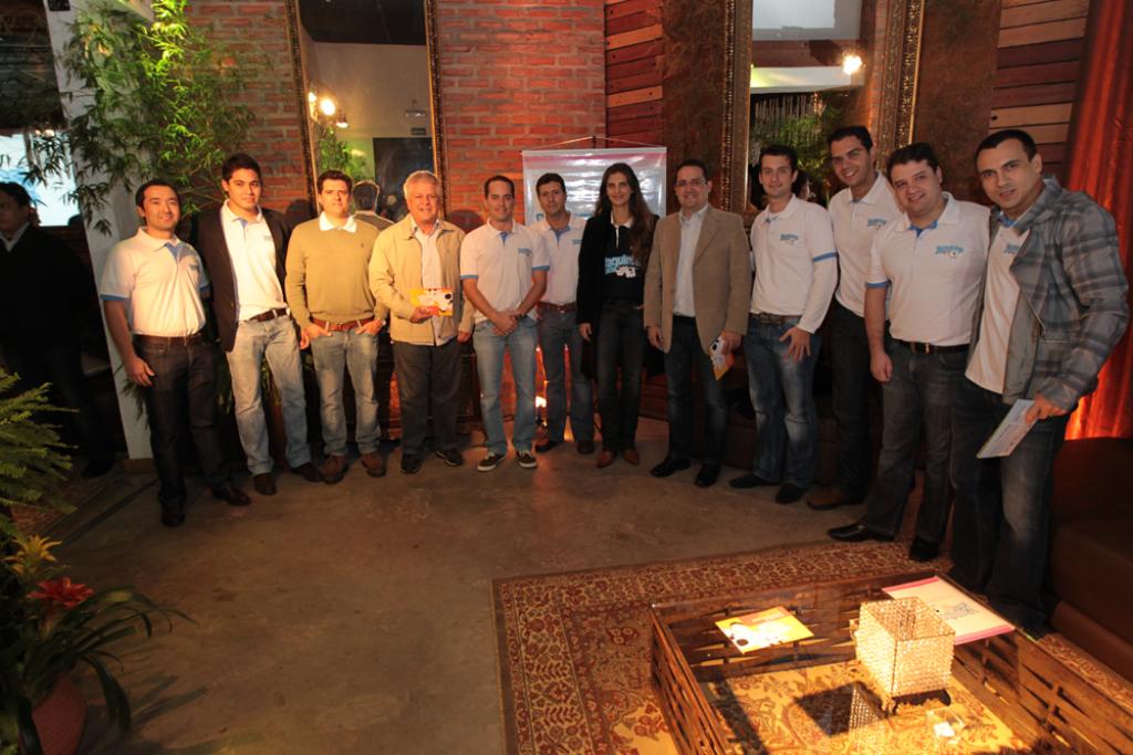 Imagem: Marcio Fernandes e Edil Albuquerquer posam para foto com idealizadores do projeto