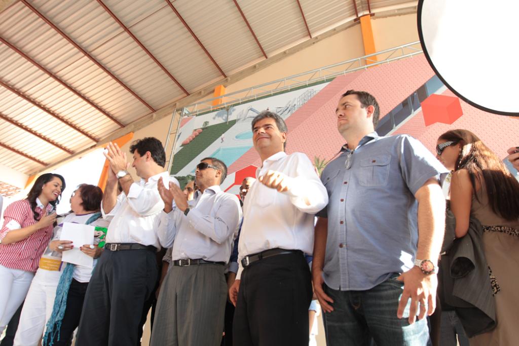 Imagem: (d/e) Dep. Marcio Fernandes, prefeito Nelsinho Trad e Romário