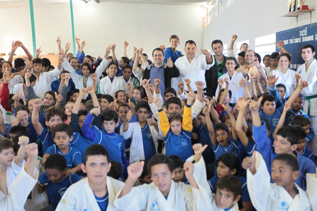 Imagem: Crianças e adolescentes beneficiadas do polo na fazenda Itamaraty