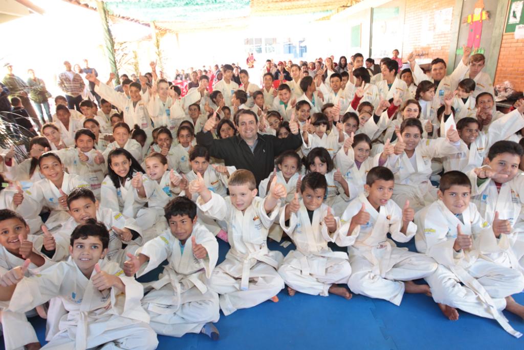 Imagem: Dep. Marcio Fernandes junto com as crianças do polo do projeto em Sidrolândia
