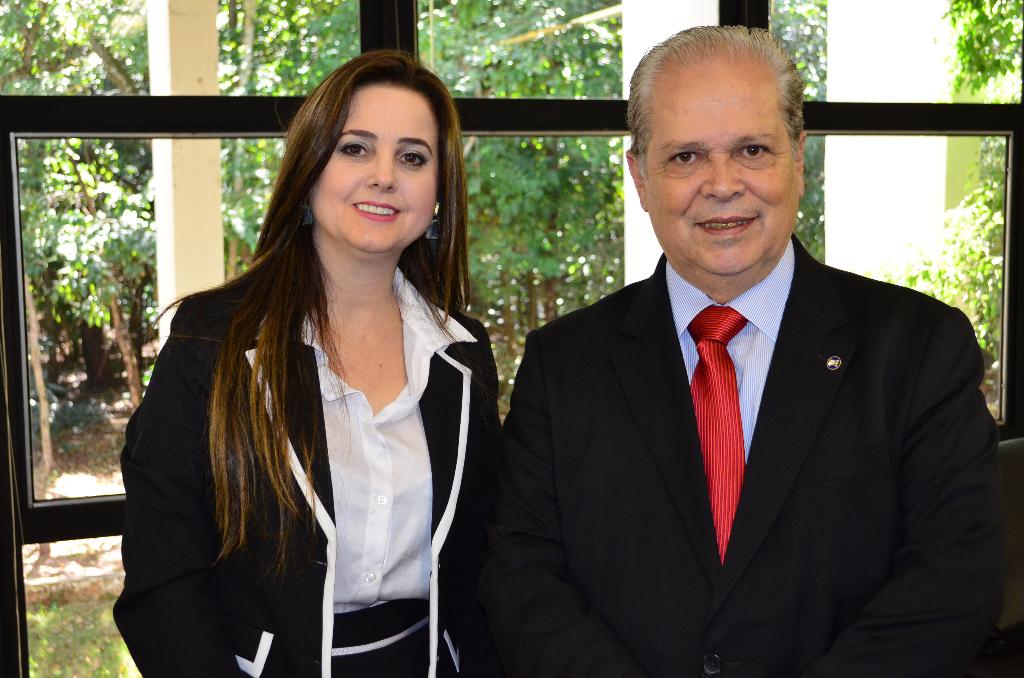 Imagem: Deputada ao lado do presidente da AMB