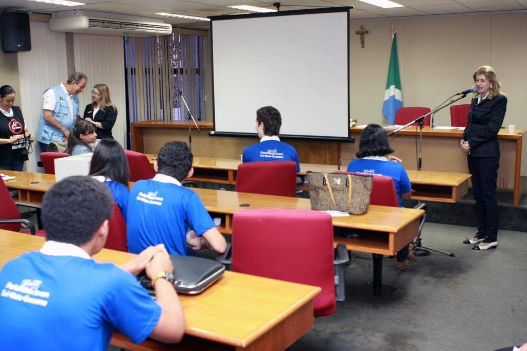 Imagem: Diretora da Escola do Legislativo Senador Ramez Tebet, Clarice Maciel também falou aos deputados estudante sobre responsabilidade.