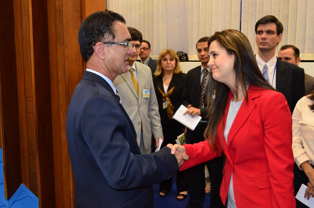 Imagem: Deputada Mara cumprimenta presidente do sindicato e garante seu apoio