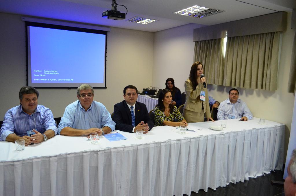 Imagem: Mara fala aos prefeitos presentes sobre a importância da troca de experiências