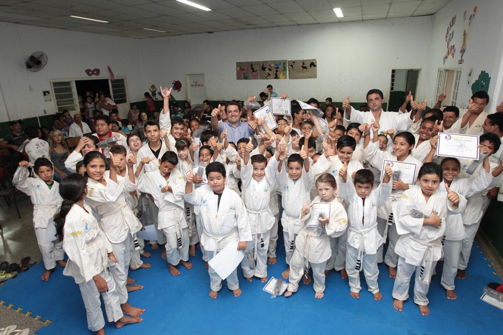 Imagem: Crianças e adolescentes recebem certificado de troca de faixas