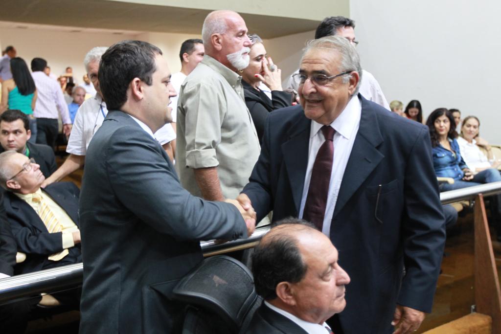 Imagem: Deputado Marcio Fernandes cumprimente o presidente da Casa, Jerson Domingos