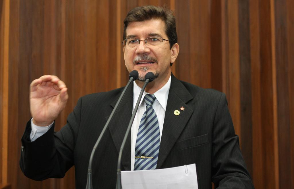 Imagem: Deputado Pedro Kemp ocupou tribuna para protestar.
