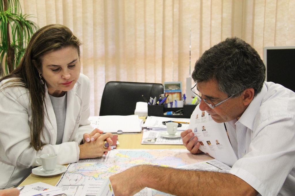 Imagem: Deputada se reúne com Cabral e analisa cronograma para a realização das obras