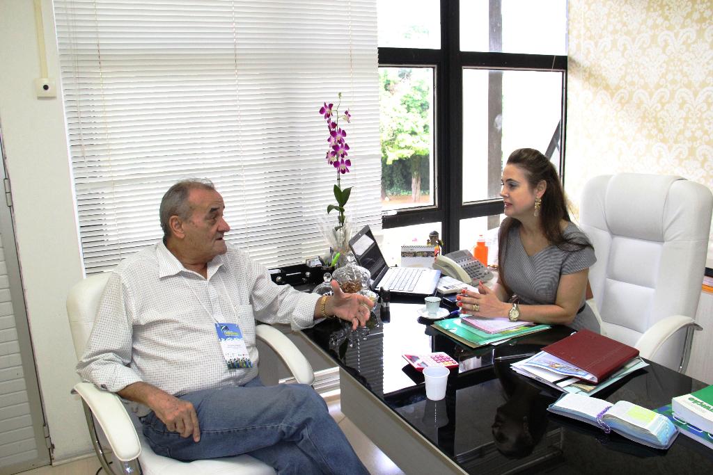 Imagem: Deputada Mara Caseiro e vereador Moacir conversam sobre destinação de emendas para Naviraí 