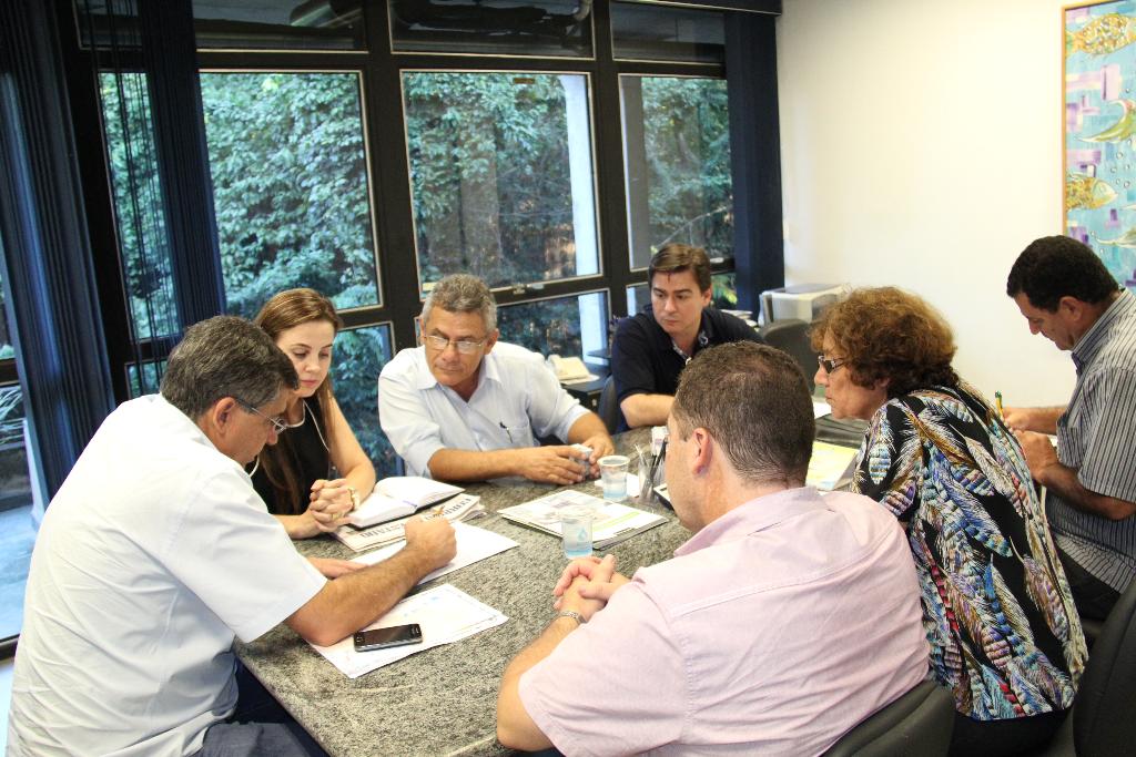 Imagem: Deputada e prefeito conversam com Cabral sobre maquinário para Batayporã