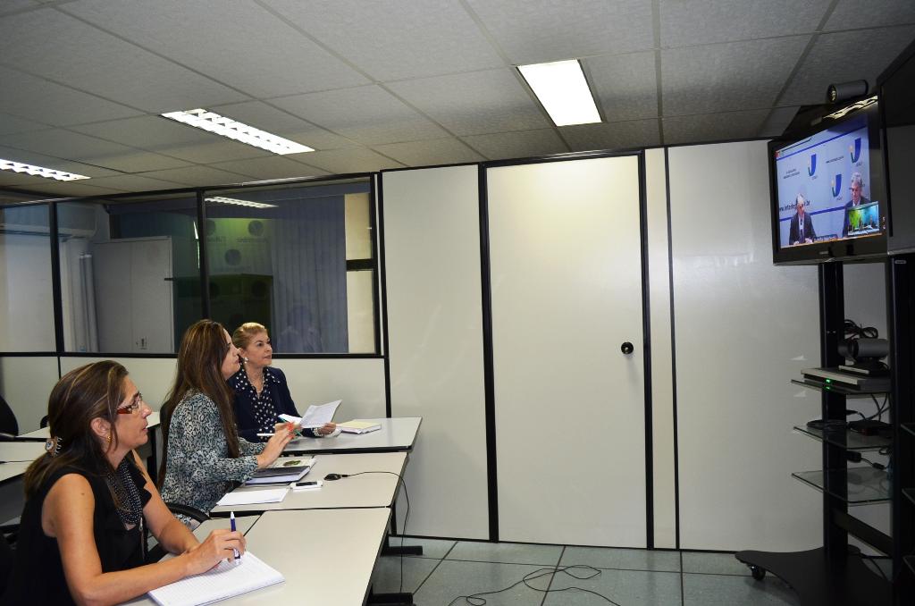 Imagem: Deputada Mara Caseiro, professora Matuzalina Oliveira e diretora da Escola do Legislativo, Clarice Maciel, participam de palestra