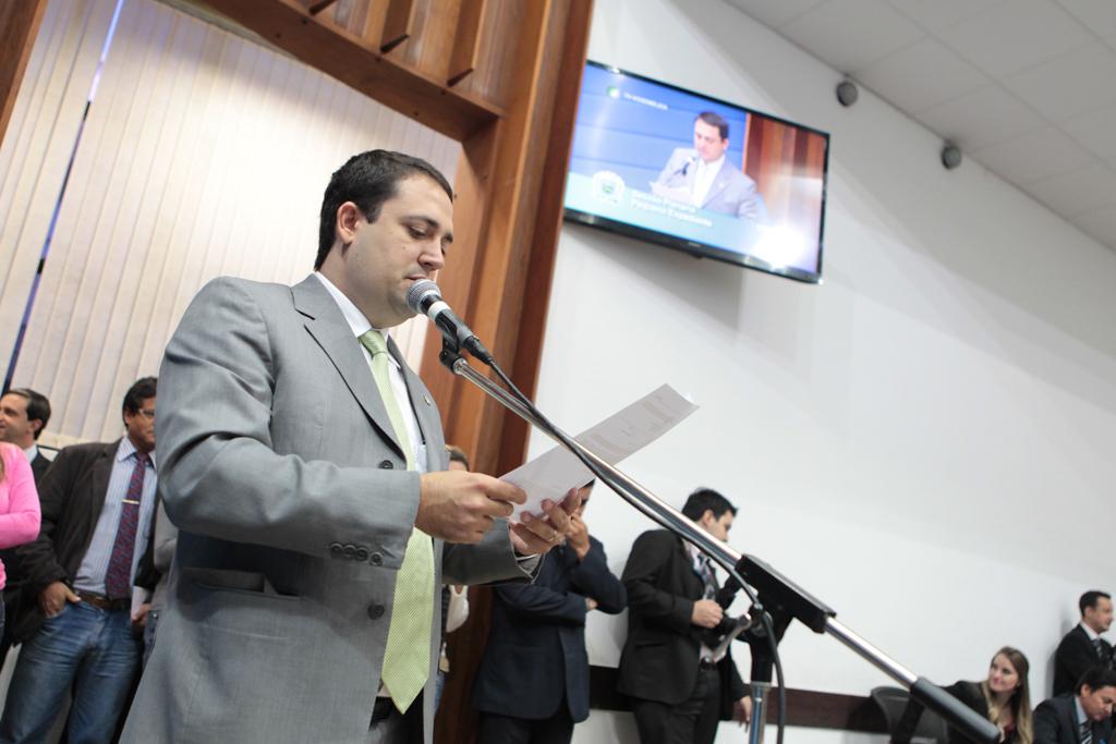 Imagem: Deputado, durante leitura dos pedidos na sessão na Assembleia