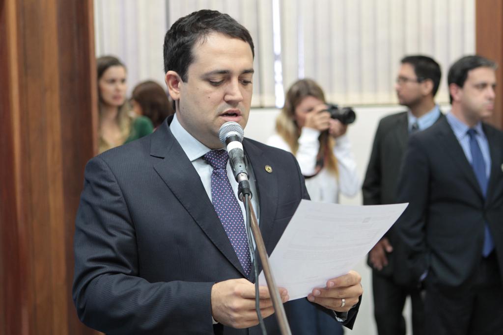 Imagem: Deputado Marcio Fernandes fazendo leitura das indicações.