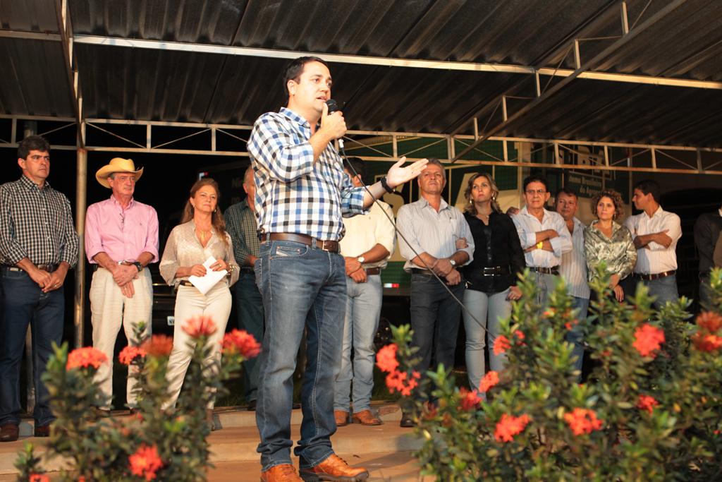 Imagem: Deputado Marcio Fernandes saudando a população de Camapuã.