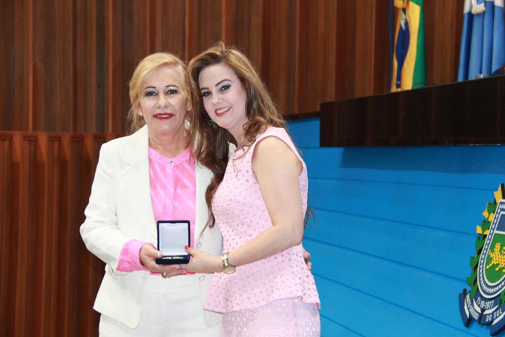 Imagem: Mara Caseiro e Darcy Caseiro, homenageada comprometida com a educação no município de Eldorado