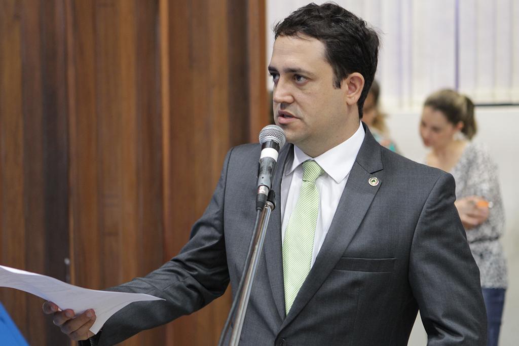 Imagem: Leitura do requerimento ao senador Moka durante sessão