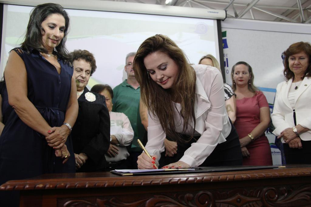 Imagem: Mara Caseiro assina termo para instalação do programa em MS