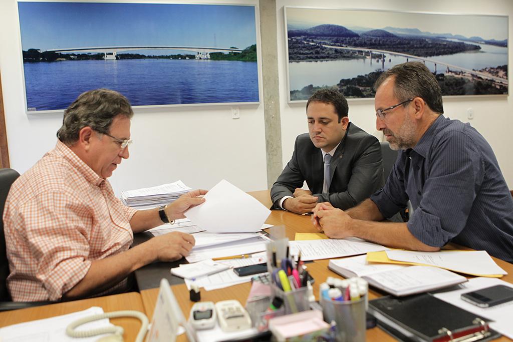 Imagem: Reunião com o secretário de obras públicas e transporte, Edson Giroto.