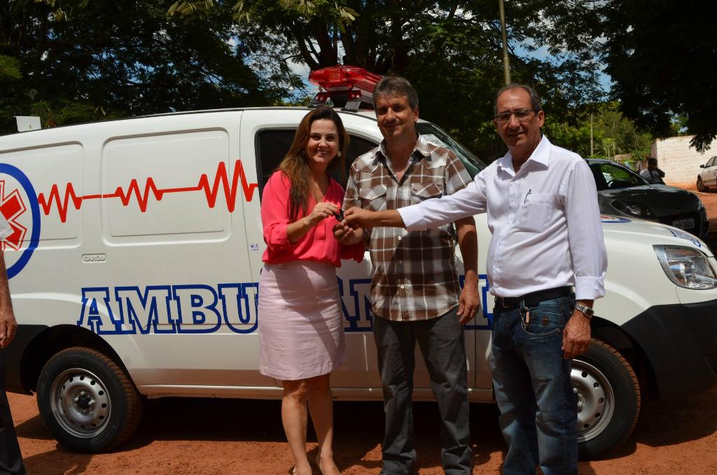 Imagem: Mara Caseiro ao lado do prefeito Casé e do secretário de Saúde