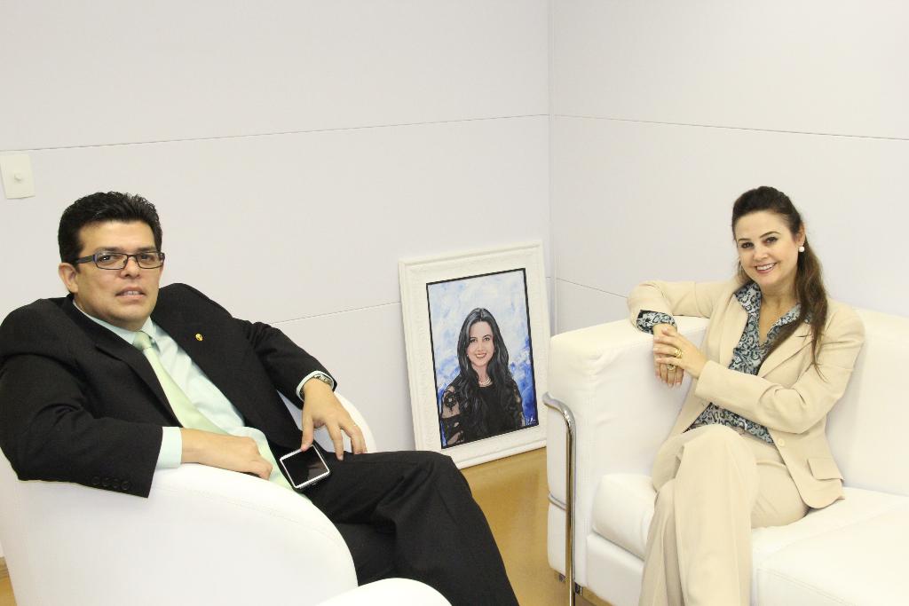 Imagem: Mara Caseiro troca impressões com o prefeito Gilmar Olarte