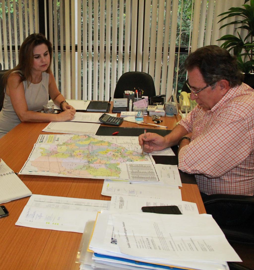 Imagem: Mara Caseiro com o secretário Edson Giroto