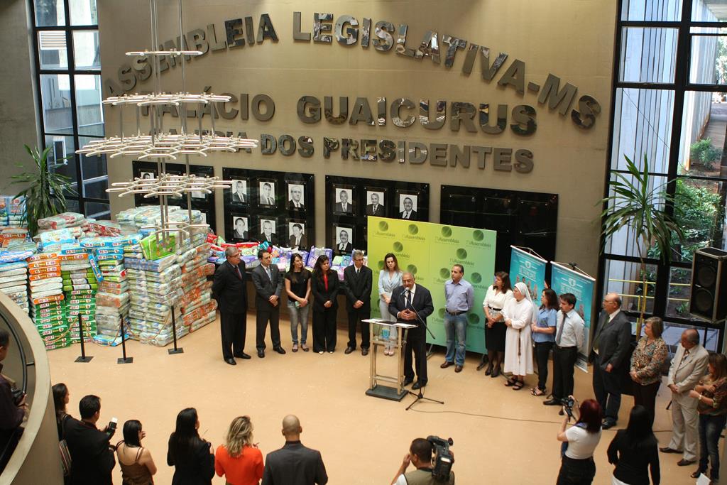 Imagem: Entrega das fraldas aconteceu hoje no saguão da Casa de Leis.