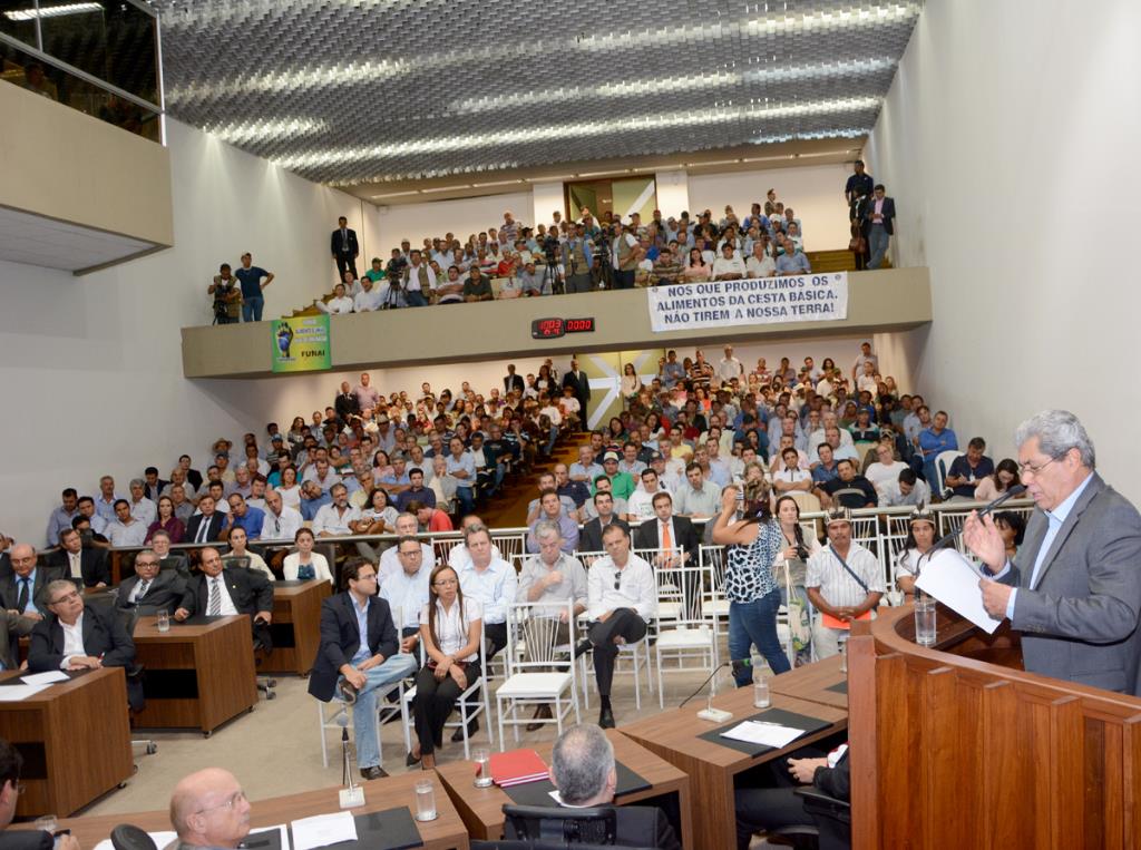 Imagem: Conferência para debater PEC das terras indígenas foi realizada no plenário.
