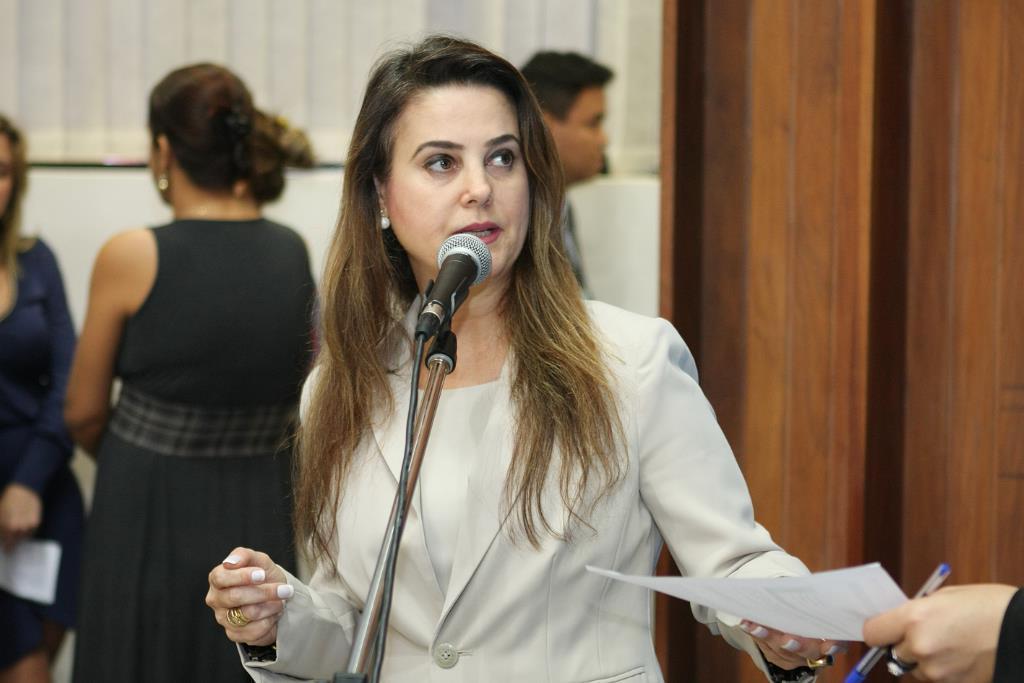 Imagem: Deputada apadrinhou projeto apresentada por deputada estudante no Parlamento Jovem.