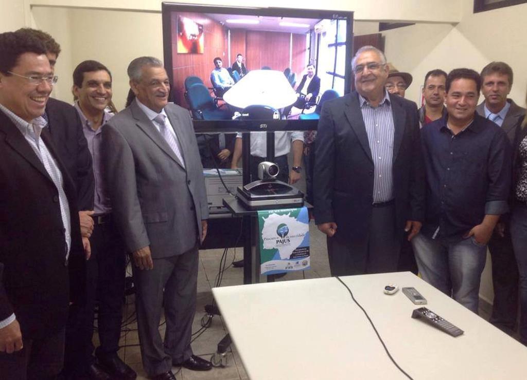 Imagem: Deputados Osvane e Jerson e o presidente do TJMS, Joenildo Sousa Chaves, durante solenidade.