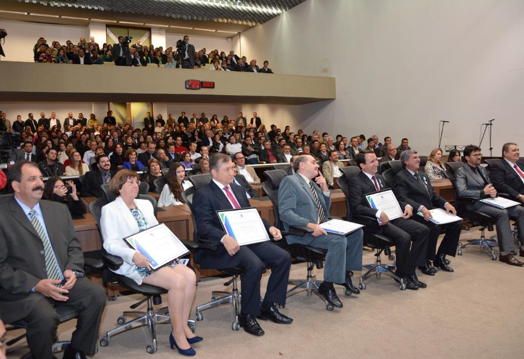 Imagem: Entrega de títulos foi realizada no plenário Deputado Júlio Maia.