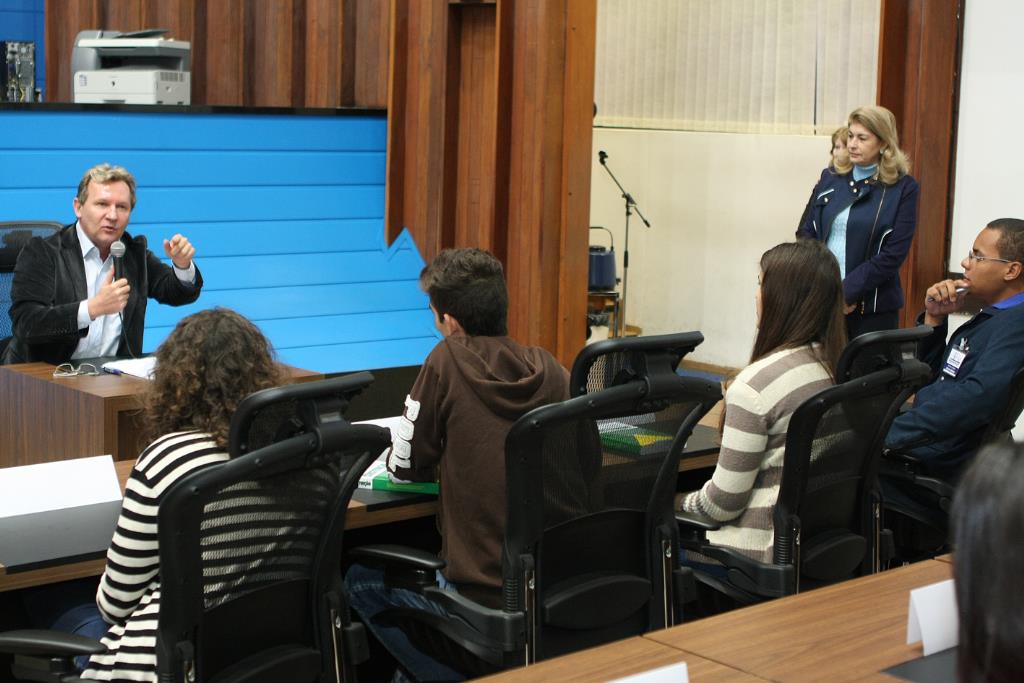 Imagem: Ido Michels palestrou aos deputados estudantes sobre consumismo exagerado.