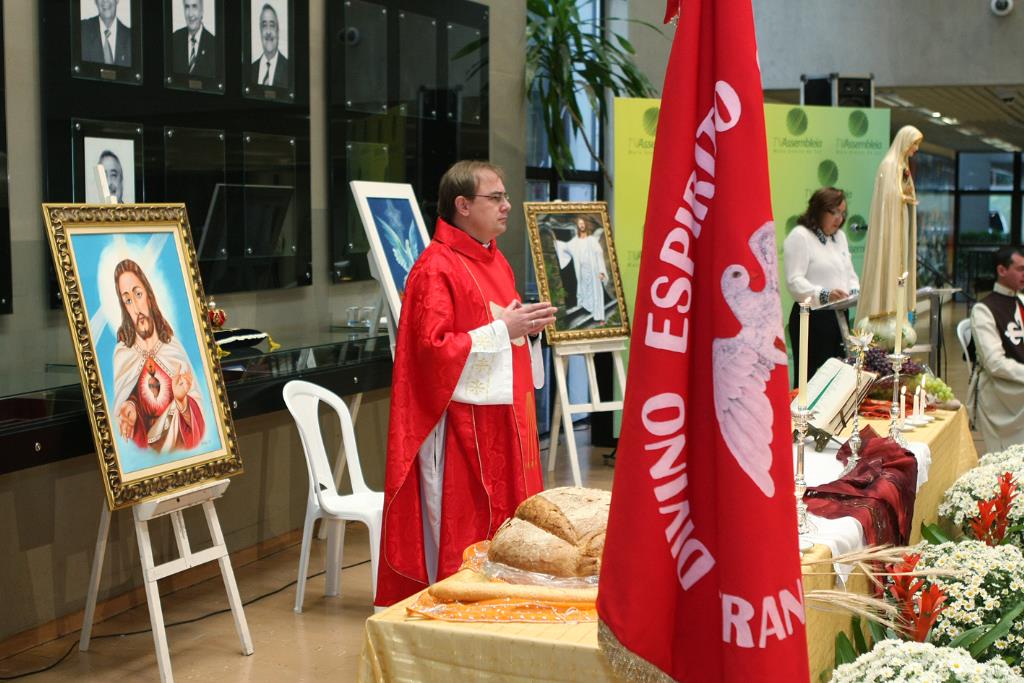Imagem: Missa em ação de graças ao Divino Espírito Santo foi realizada no saguão da Casa de Leis.