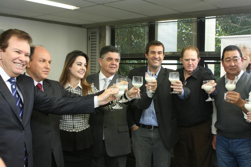 Imagem: Divulgação da Semana Estadual do Leite na ALMS aconteceu na sala da presidência.