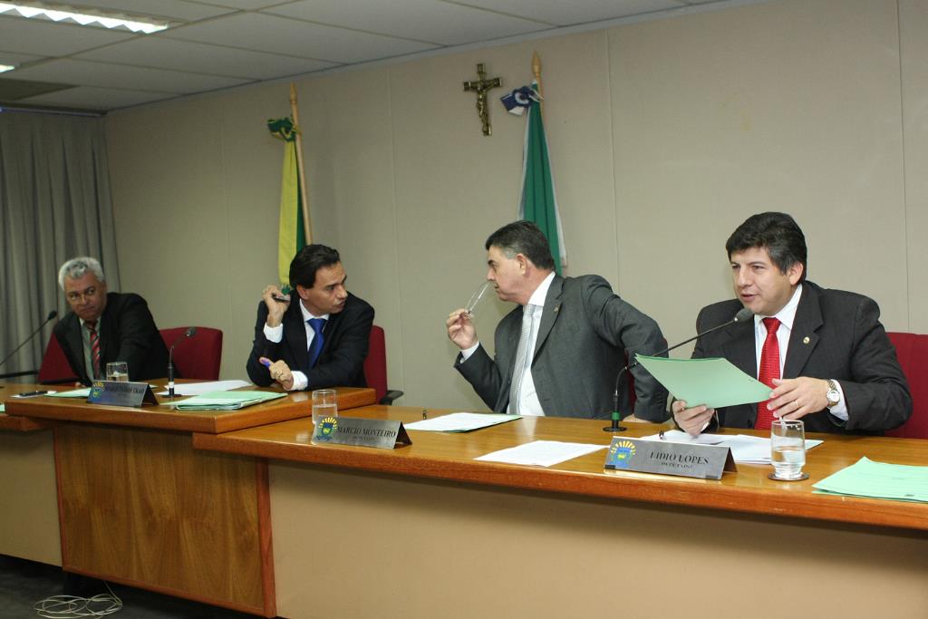 Imagem: Deputados integrantes da CCJR se reúnem todas as terças-feiras no plenarinho.