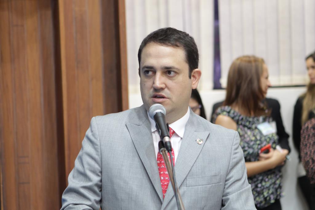 Imagem: Deputado durante solicitação de redutores para a BR-060 através de indicação