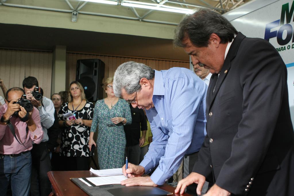 Imagem: Governador André Puccinelli assina convênio para garantir recursos a emendas de deputados.