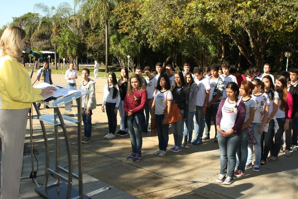 Imagem: Estudantes participaram do hasteamento de bandeiras em frente à Casa de Leis.