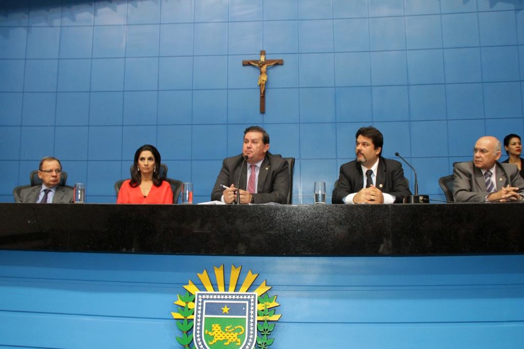 Imagem: Sessão solene para homenagear economistas foi comandada pelo deputado Eduardo Rocha.